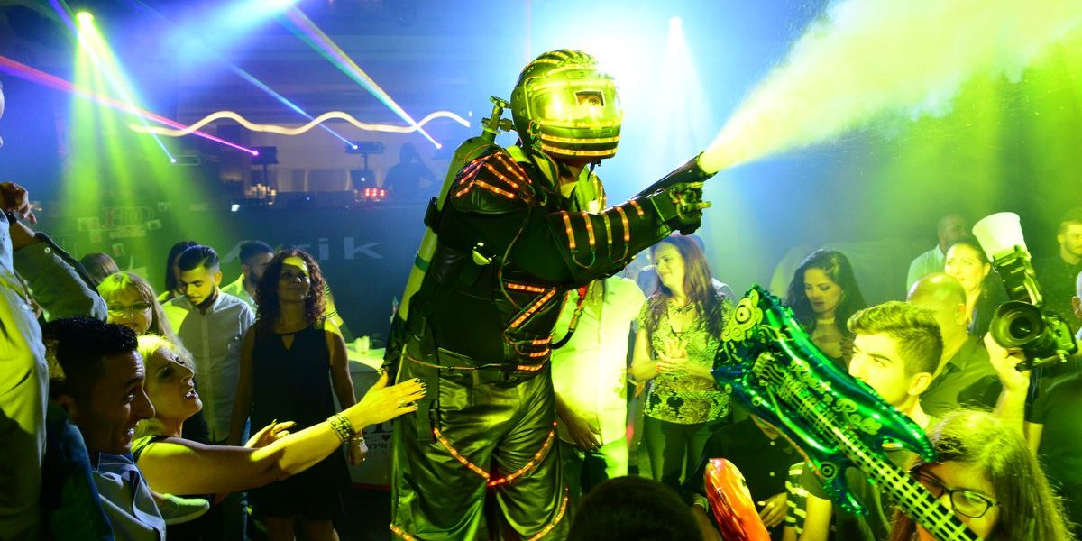 רובוט לד ברחבת הריקודים