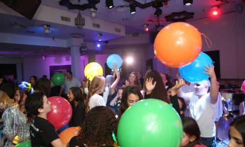 בלוני אורז צבעוניים ברחבת הריקודים